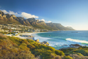 Strand und Berg der Zwölf Apostel in Camps Bay in der Nähe von Kapstadt in Südafrika.