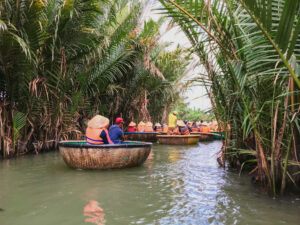 Touristen fahren in Bambuskorbbooten in Hoi An, Vietnam (Wasser-Kokosnussdorf Cam Thanh)
