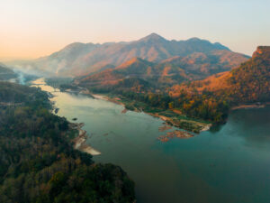 Luftaufnahme einer friedlichen Szenerie des Mekong-Flusses bei Sonnenuntergang