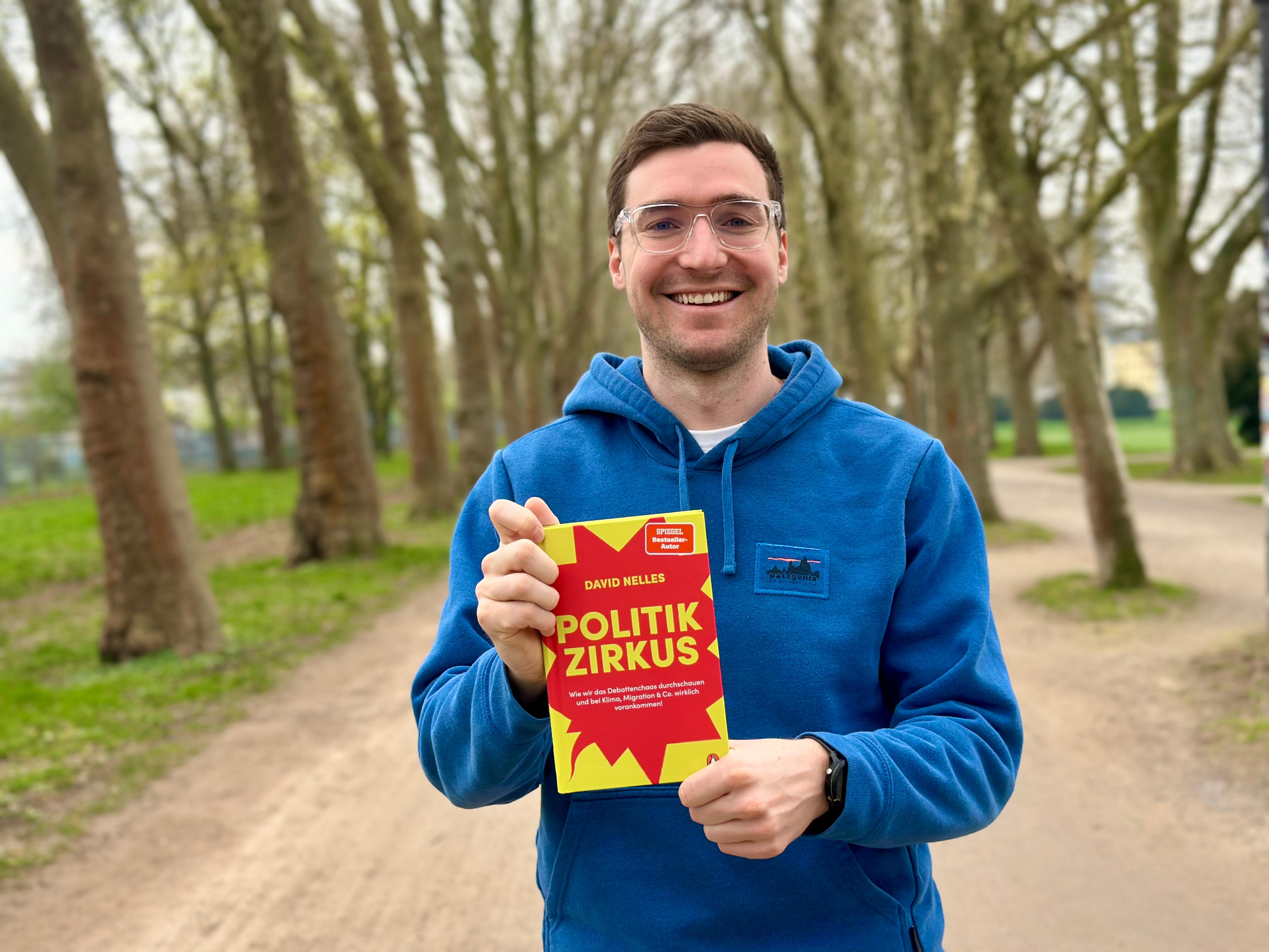 David Nelles Portrait mit Buch Politik Zirkus