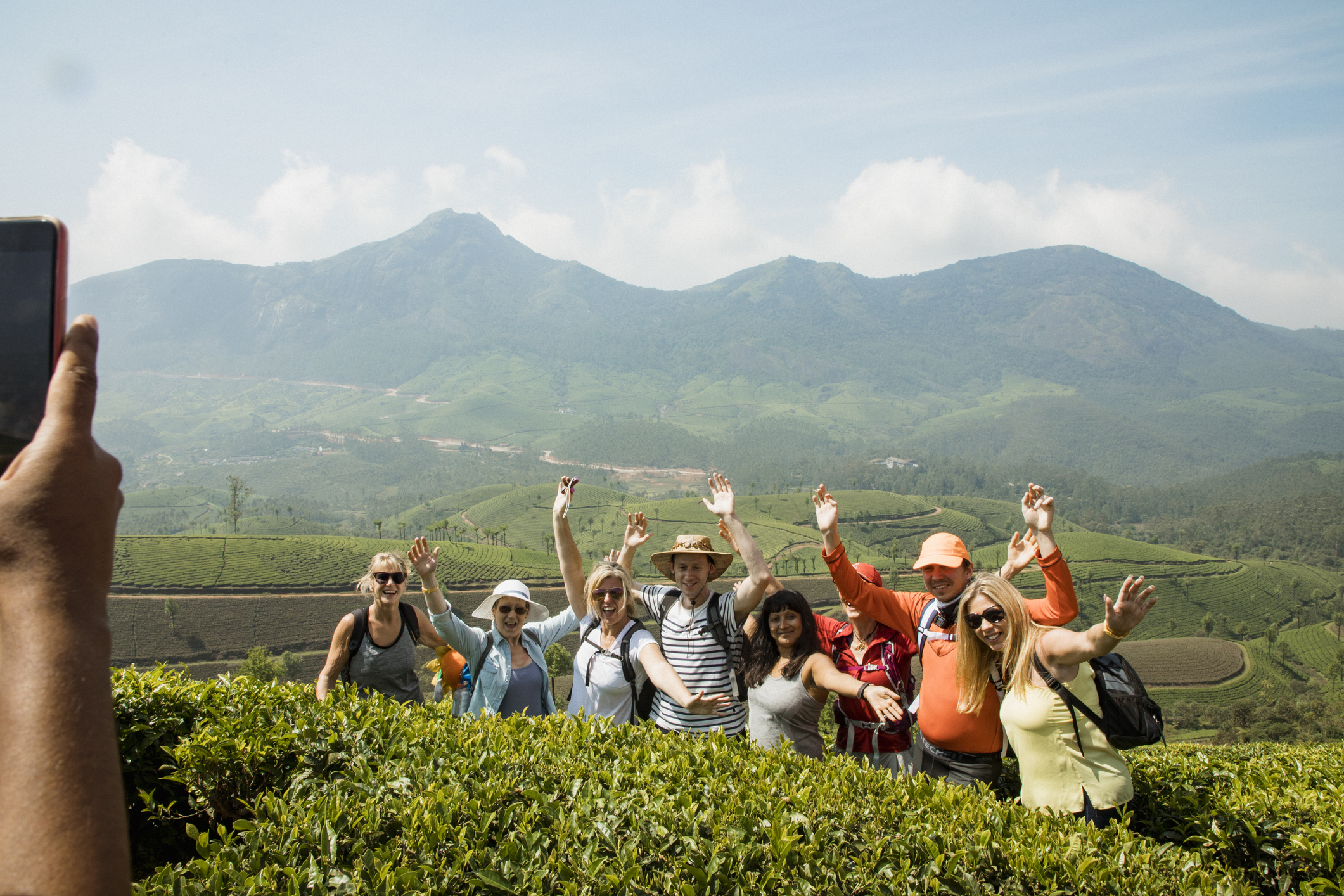 Reisegruppe in den Teeplantagen von Kerala in Indien