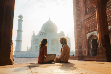 Ein Mann und eine Frau erkunden gemeinsam das Taj Mahal während einer Erlebnisreise nach Indien.