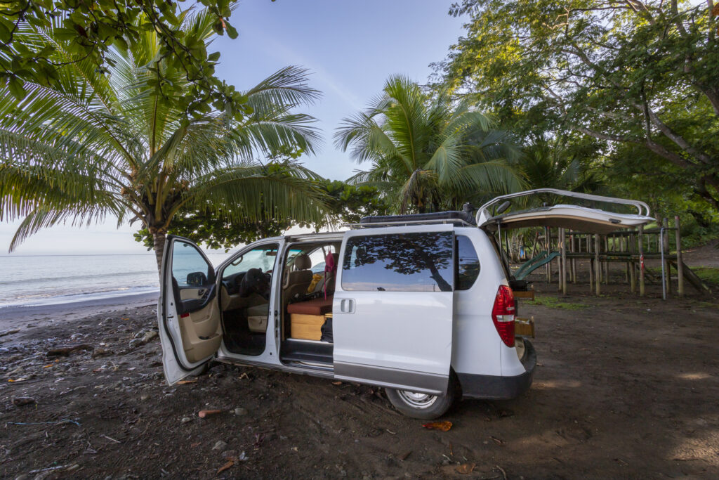 Van in mitten den Palmen von Costa Rica