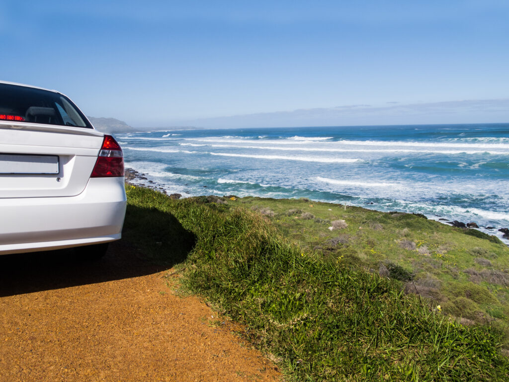 Auto auf einer malerischen Route zum Kap der Guten Hoffnung, Südafrika