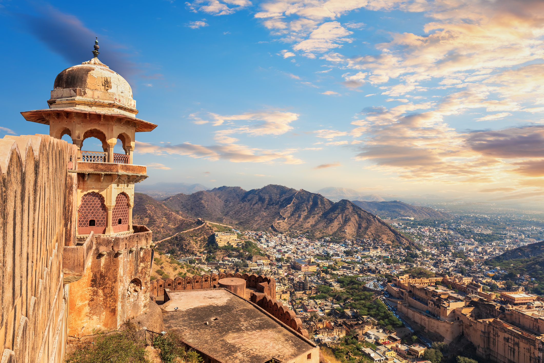 Luftaufnahme vom Jaigarh Fort bei Sonnenuntergang in Rajasthan