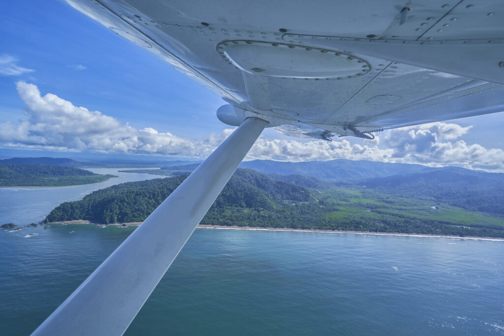 Blicken Sie aus einem Flugzeug über die Küste des Corcovado-Nationalparks an der Pazifikküste Costa Ricas