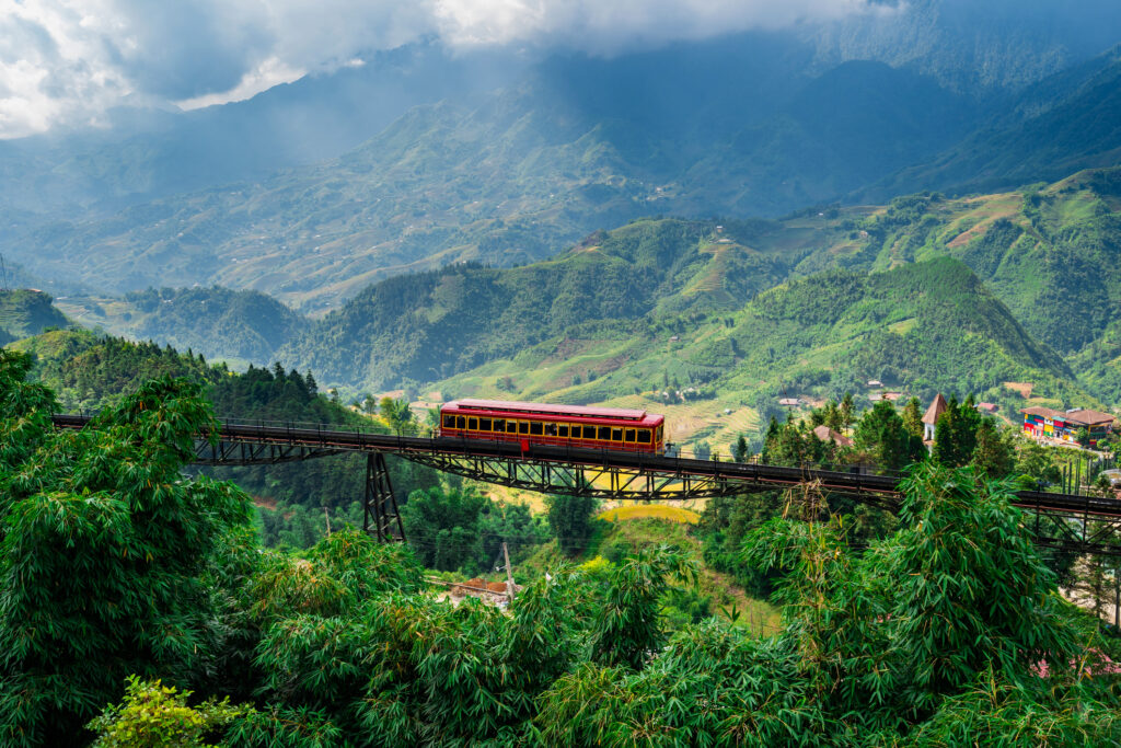 Wunderschöne Landschaft mit Bergblick während der Zugfahrt zum Fansipan-Berg in der Stadt Sapa, Vietnam