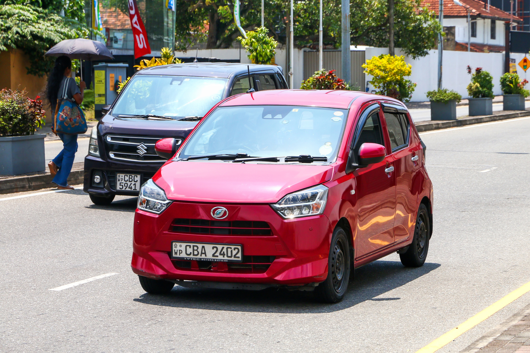 Fahrzeuge auf einer Straße in Sri Lanka