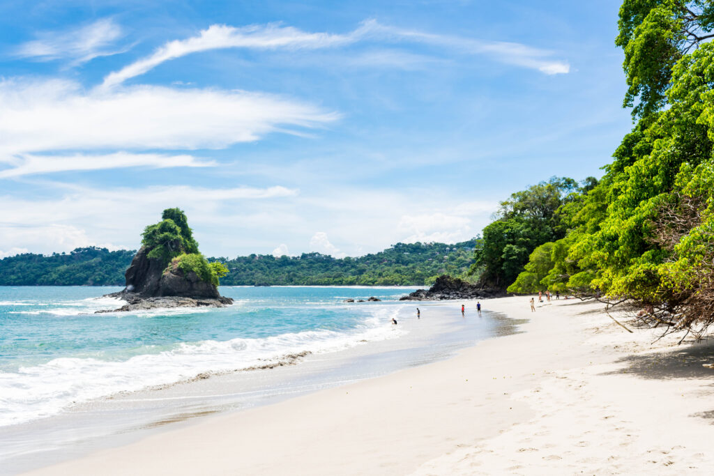 Wunderschöner weißer Sandstrand in Costa Rica.