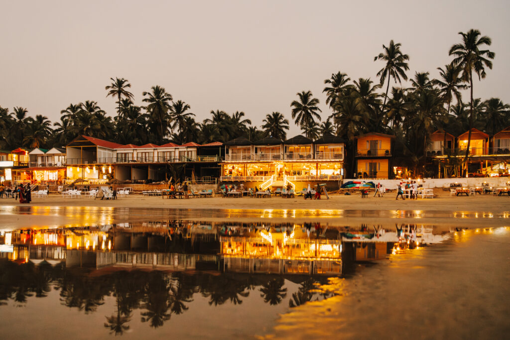 Lebhafte Strandszene in der Abenddämmerung in Goa, Indien