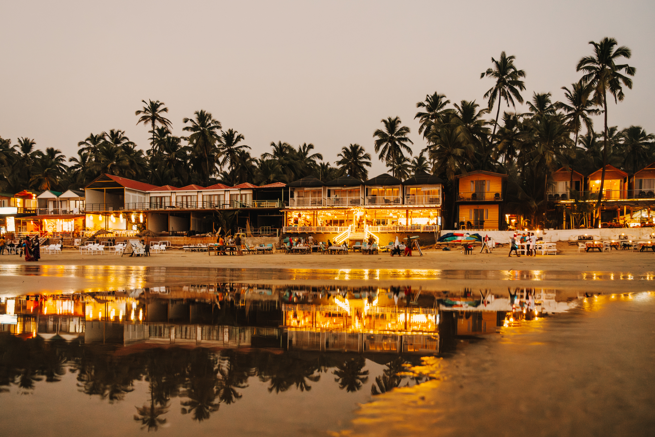 Lebhafte Strandszene am Abend in Goa