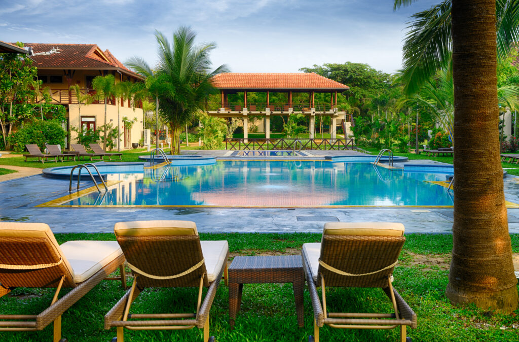 Sommer-Schwimmbad. Tropisches Land Sri Lanka