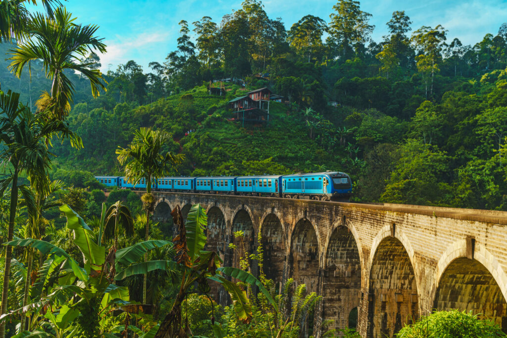 Zug fährt über die Neun-Bogen-Brücke in Sri Lanka