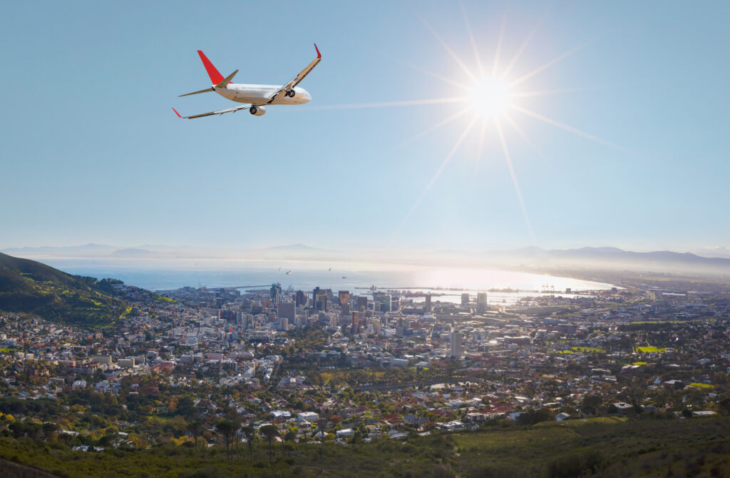Kapstadt aus der Luft, gesehen vom Tafelberg mit einem Flugzeug am Himmel – Kapstadt, Südafrika