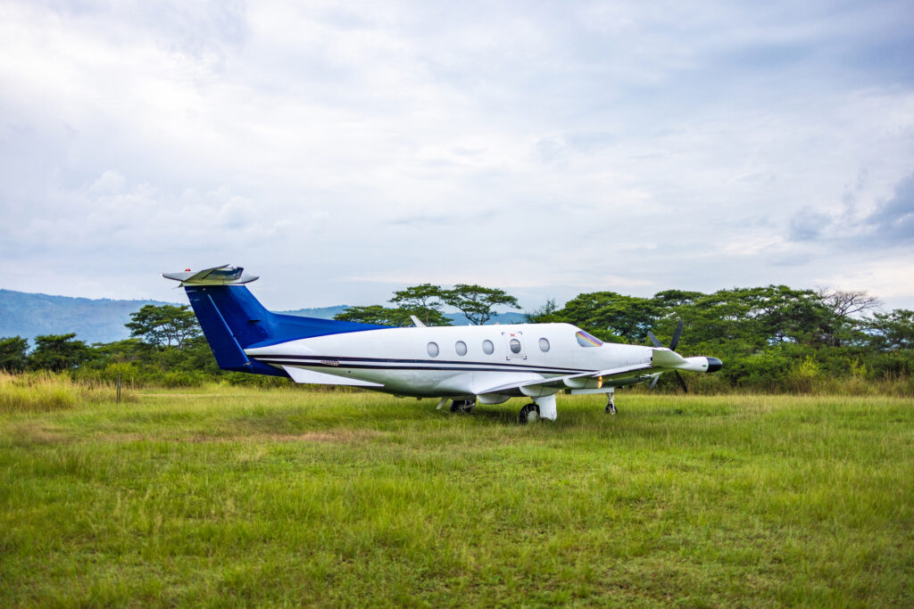 Privatflugzeug stehen auf einem grünen Feld unter hellem, bedecktem Himmel