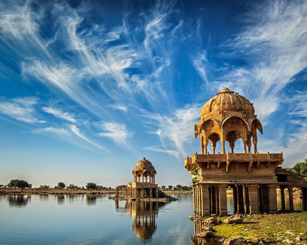 Indisches Wahrzeichen Gadi Sagar – künstlicher See. Jaisalmer, Rajasthan, Indien