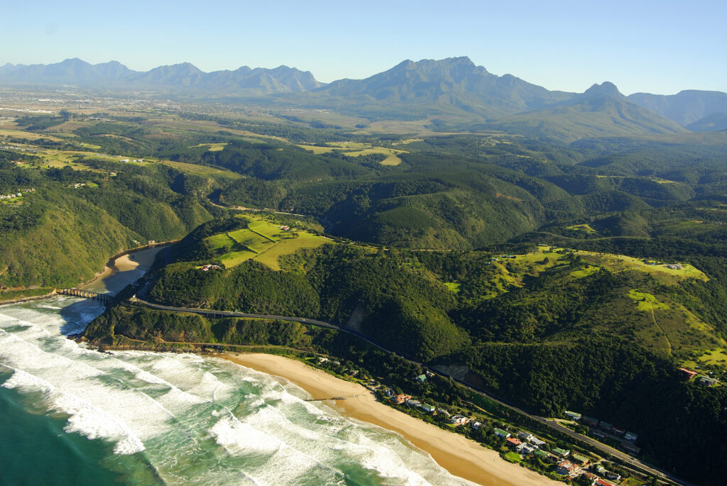 Luftbild der Wildnis an der Garden Route, Südafrika