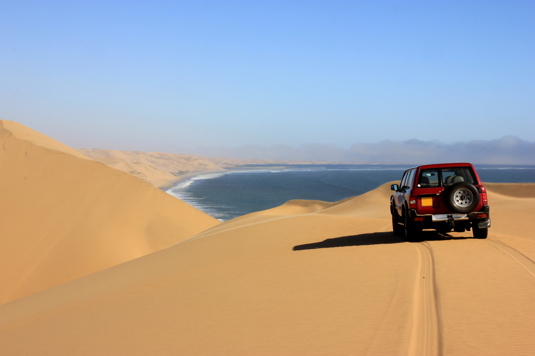 Geländewagen in der Wüste bei Swakopmund in Namibia