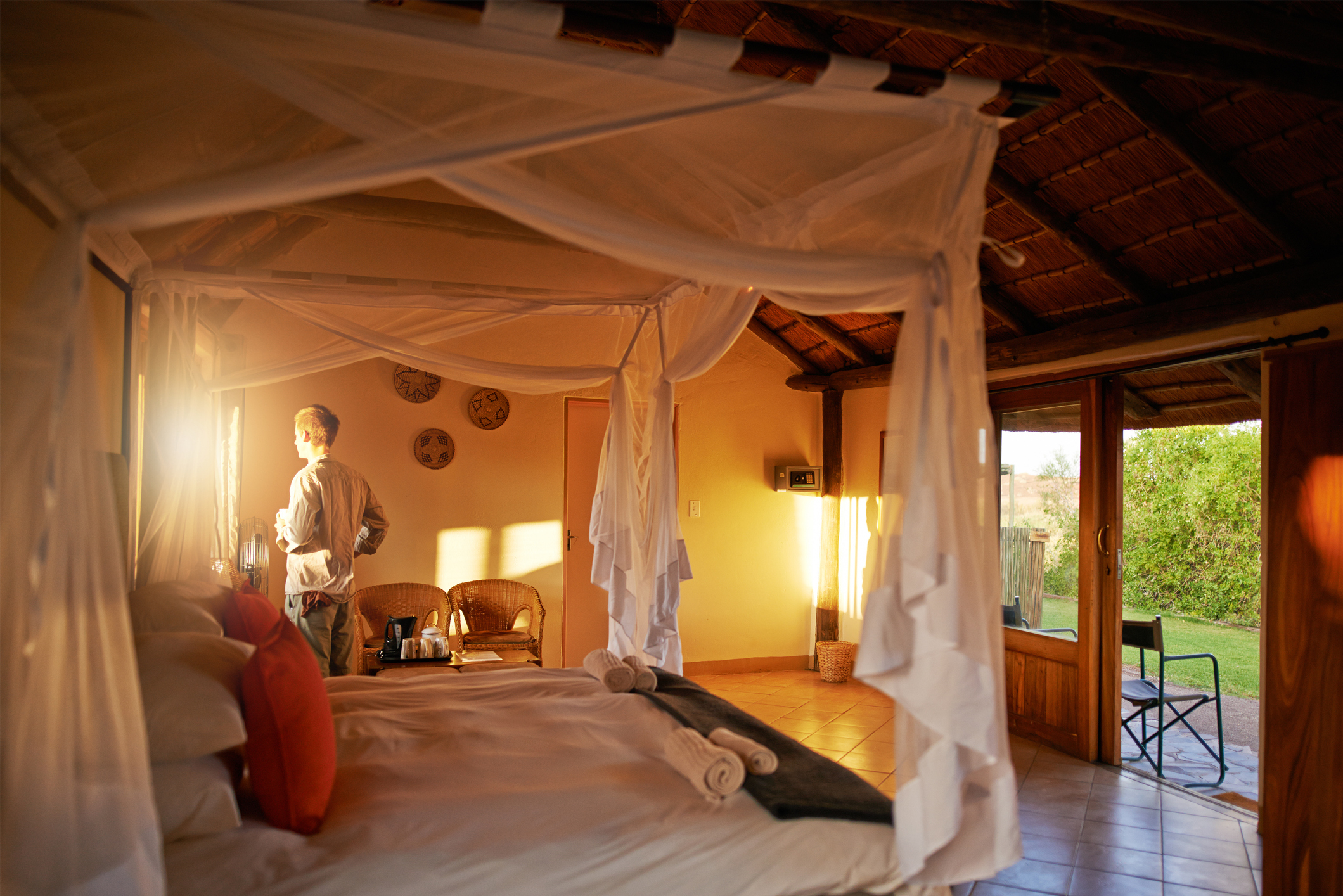 Reisender trinkt Kaffee in einer Lodge in Namibia