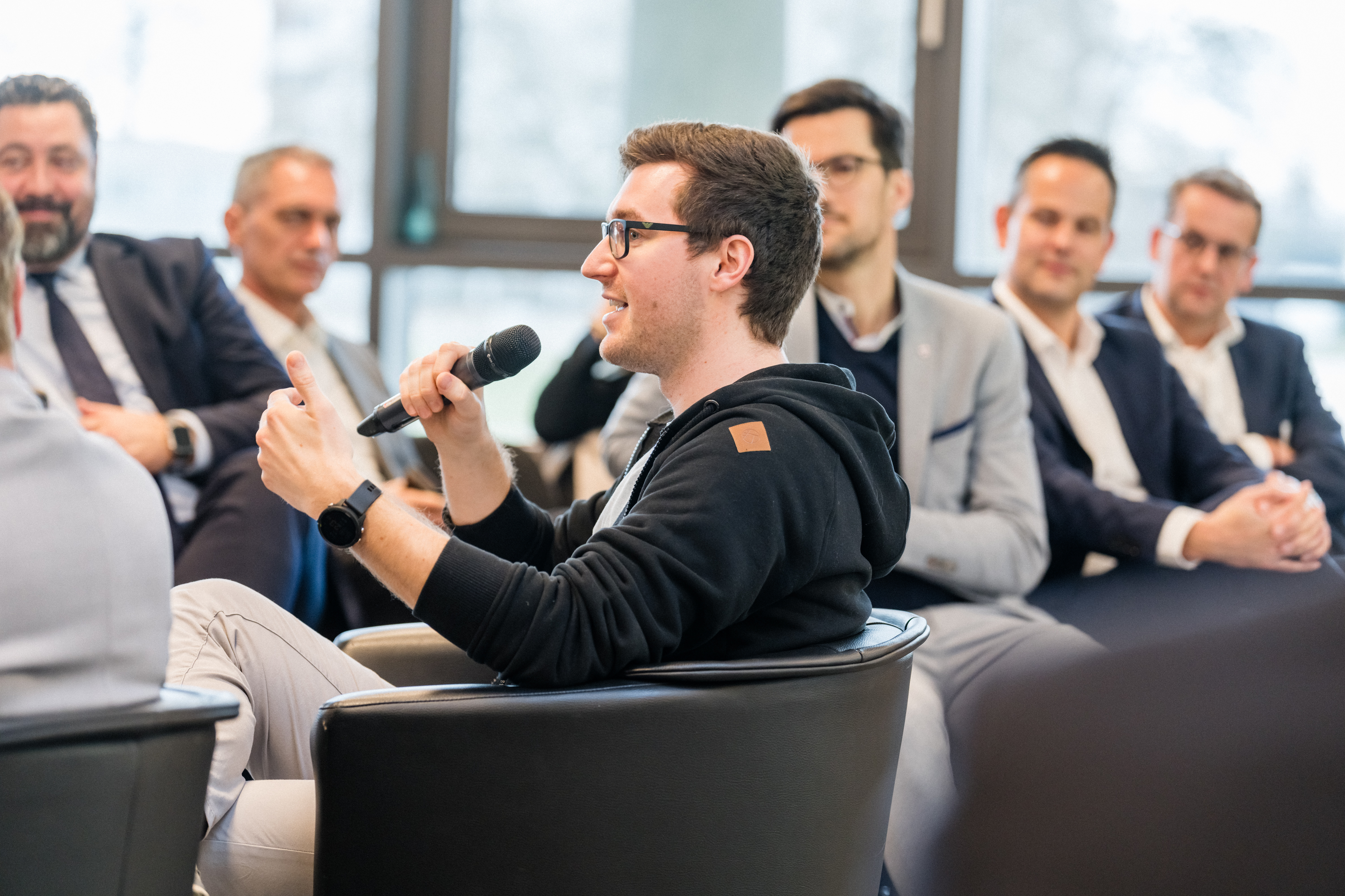 David Nelles mit Mikrophon in einem Pannel