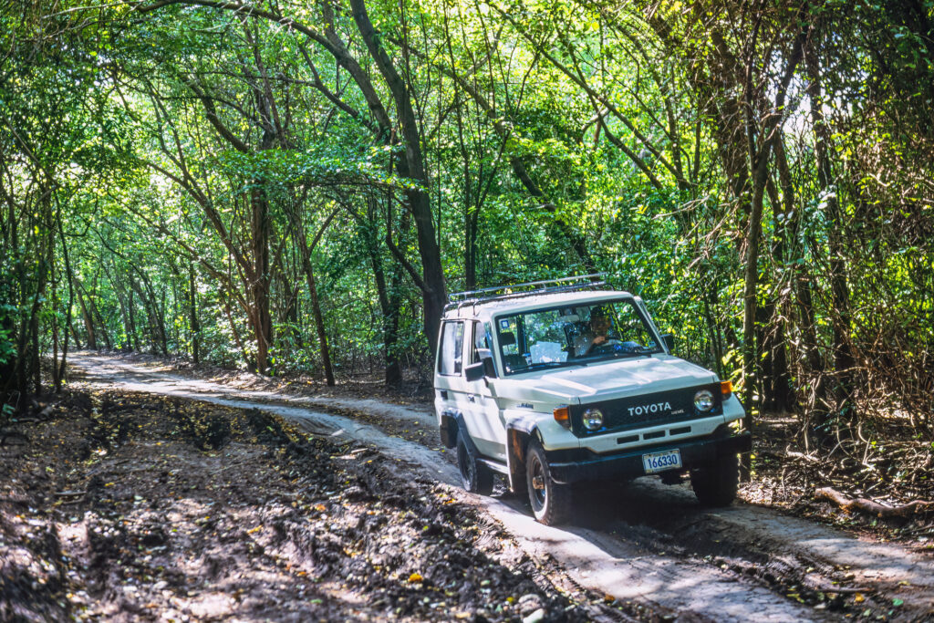 Jeep in einem Nationalpark in Costa Rica