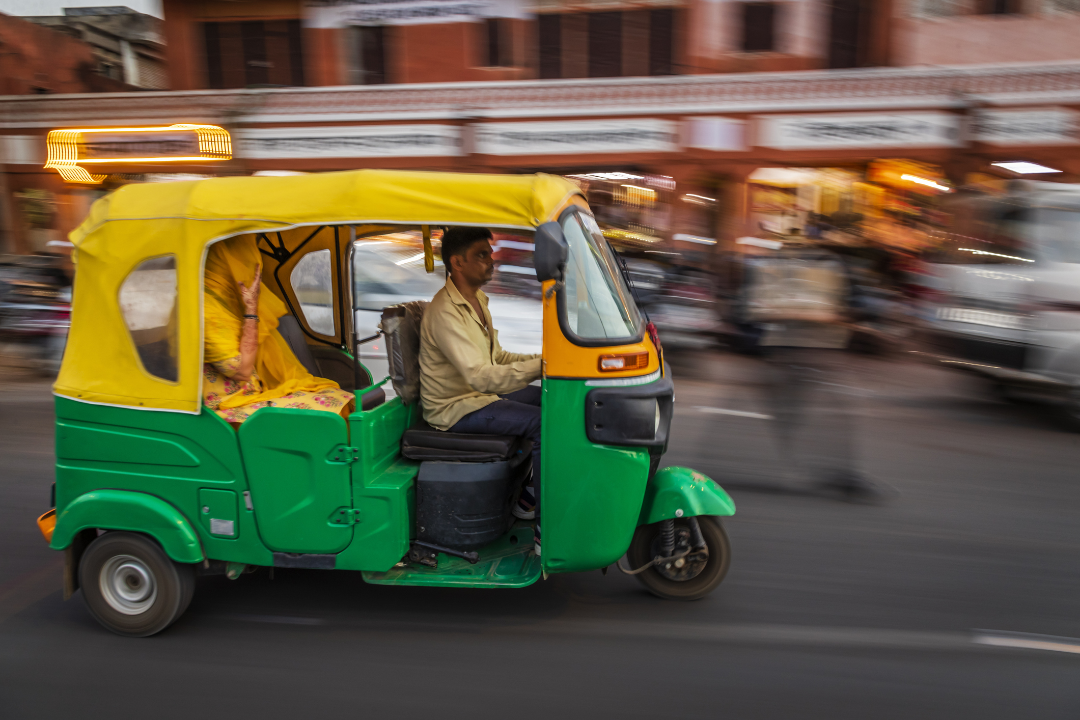 Ein Fahrer in einer Autorikscha in Indien