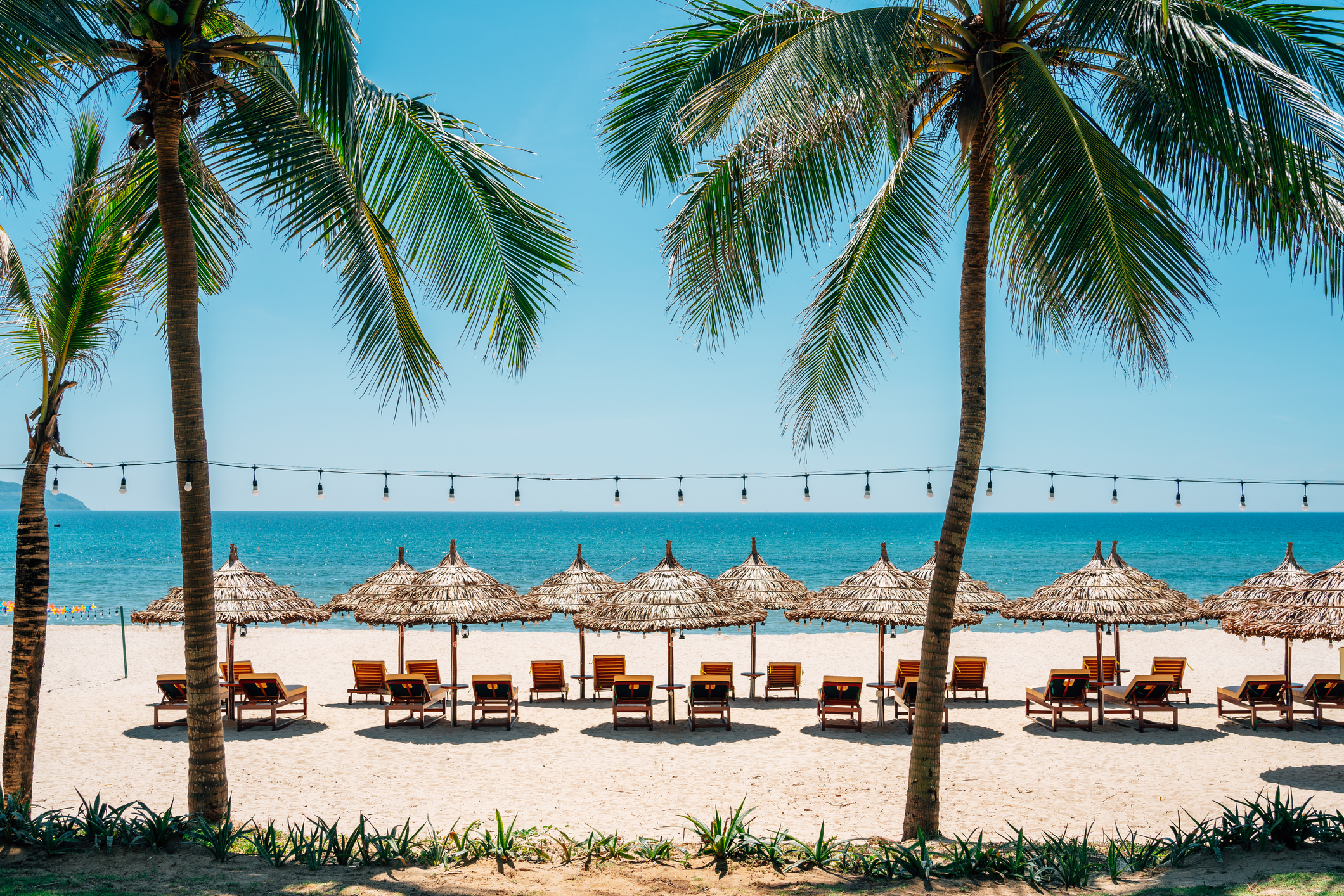 My Khe Beach mit Sonnenschirm und Liegestuhl in Da Nang, Vietnam