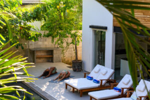 2 Personen die Yoga in einem schönen Hotel in Costa Rica machen