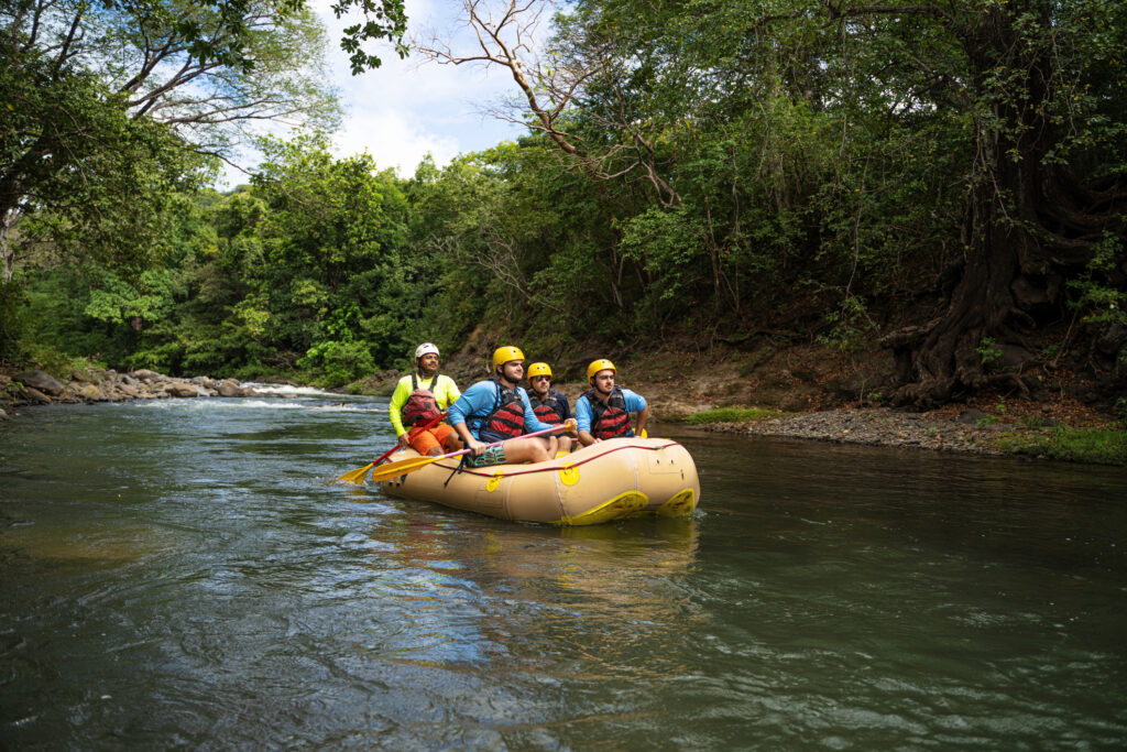 Eine Gruppe beim Rafting in Costa Rica