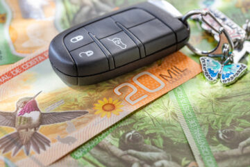 Autoschlüssel und Geld aus Costa Rica. Finanzkonzept: Mietwagen zur Erkundung Costa Ricas.