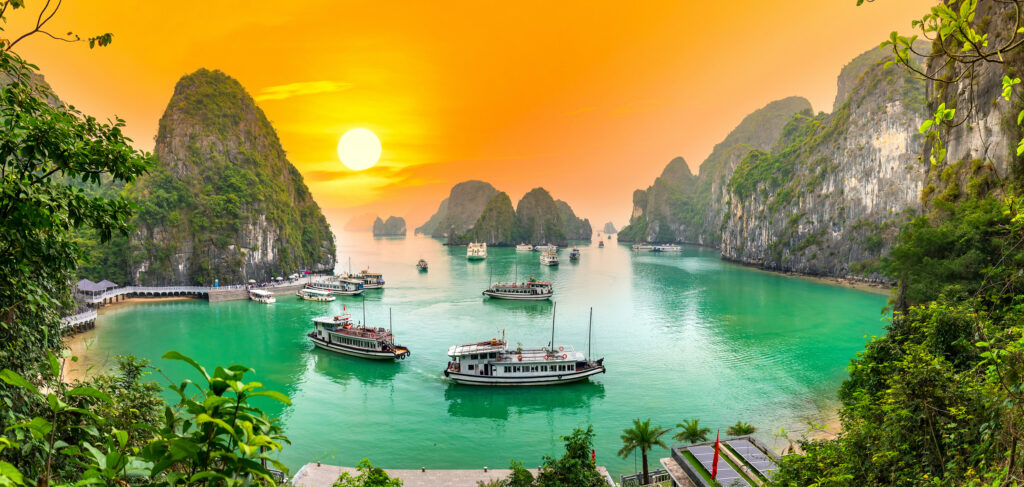 Traumhafte Sonnenuntergangslandschaft in der Halong-Bucht, Vietnam