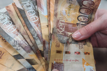 Nahaufnahme von kenianischen Schilling-Banknoten mit Angaben zur Landeswährung und den dazugehörigen Symbolen