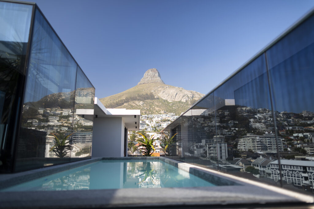 Swimmingpool auf dem Dach von luxuriösen Stadtwohnungen mit Bergblick