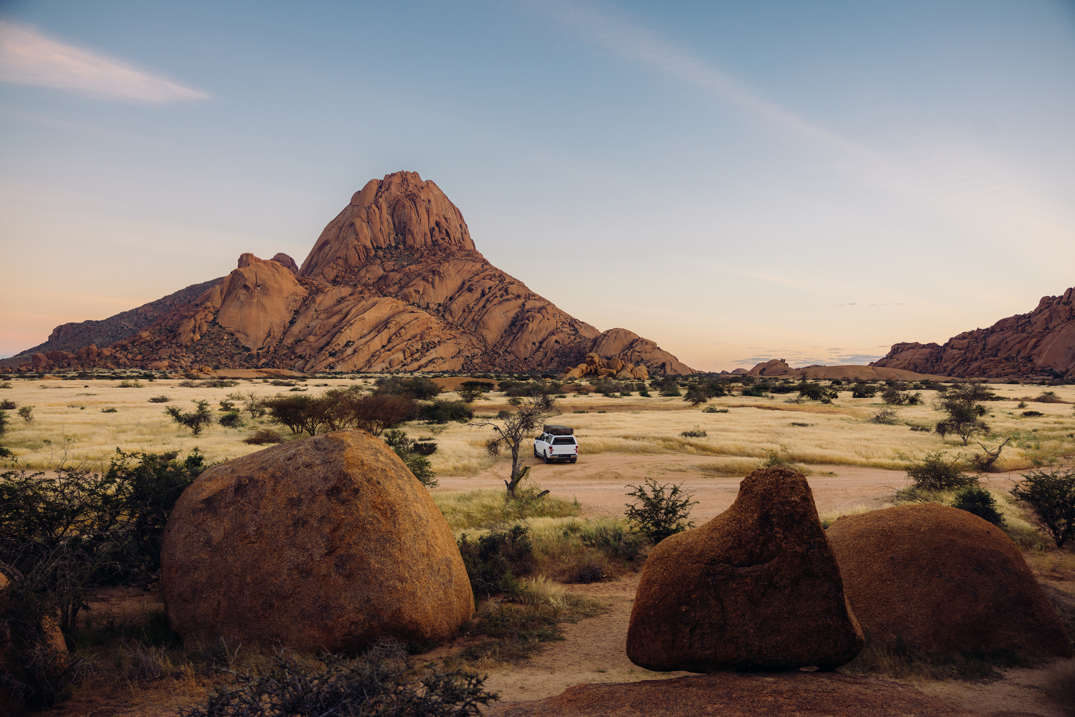 Dachzeltfahrzeug in der Landschaft der Spitzkoppe in Namibia