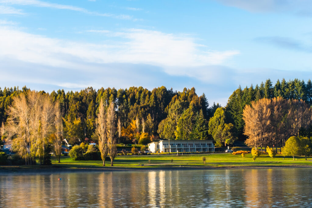 Wunderschöne Landschaft am Lake Te Anau am Morgen.