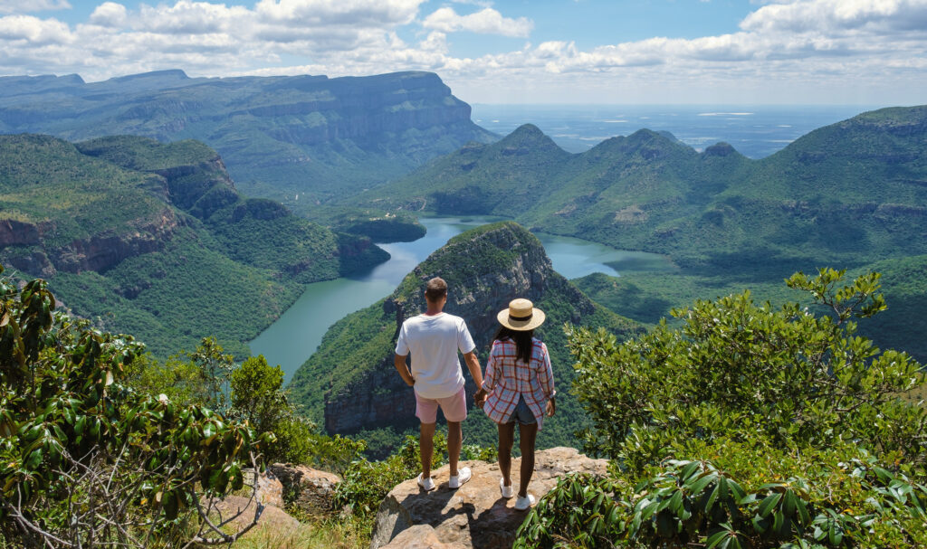 Panorama Route Südafrika, Blyde River Canyon mit den drei Rundhütten, Blick auf die drei Rundhütten und den Blyde River Canyon in Südafrika. Asiatische Frauen und kaukasische Männer im Urlaub in Südafrika
