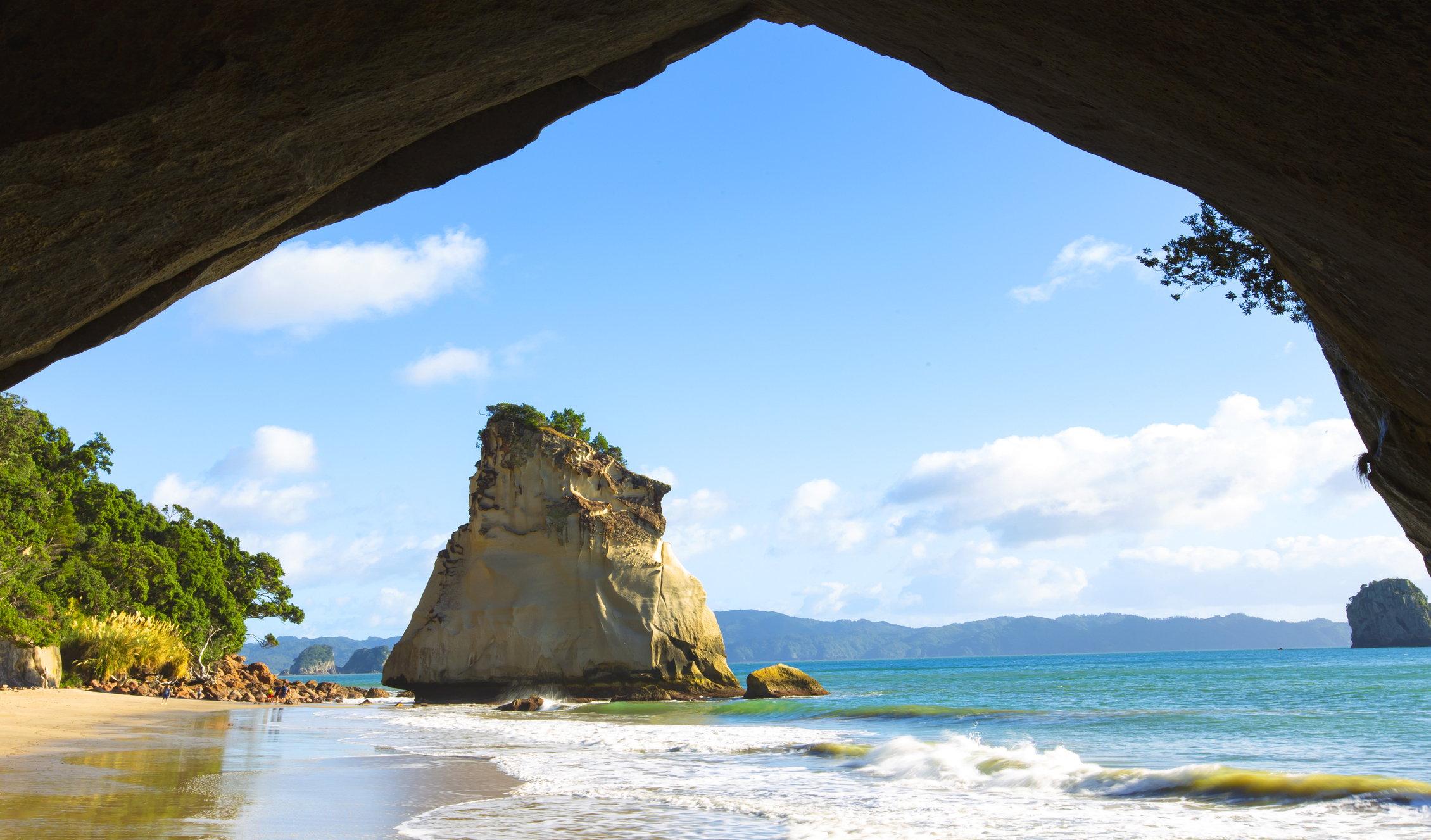 Wunderschöne Aussicht von der Höhle in Cathedral Cove, Coromandel, Neuseeland