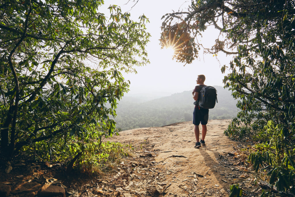 Wanderer genießt die Aussicht vom Felsen in Sri Lanka