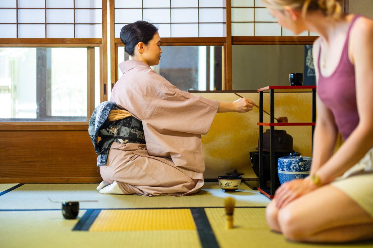 Traditionelle Teezeremonie in einem Tatamiraum in Kyoto, Japan