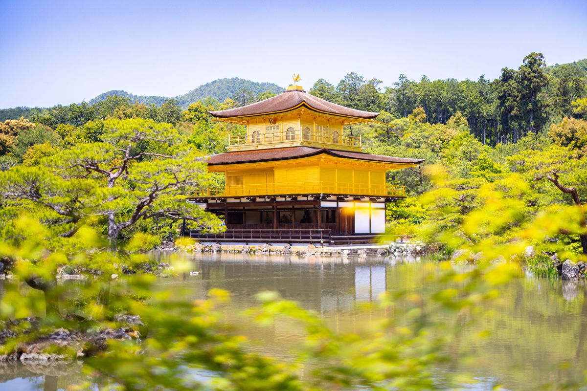 Goldener Pavillon am stillen Teich im Grünen von Kyoto, Japan