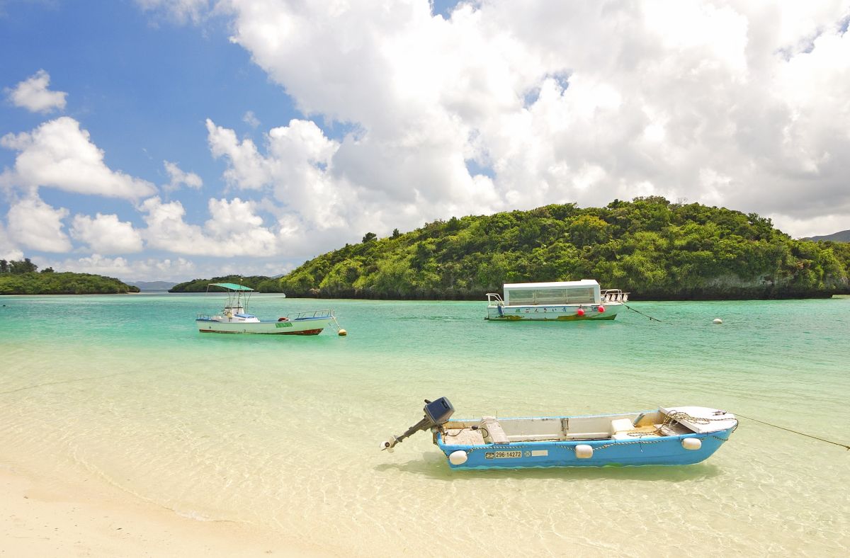 Trauminsel Ishigaki in Okinawa: Entspannen am Strand mit Blick auf das glitzernde Wasser