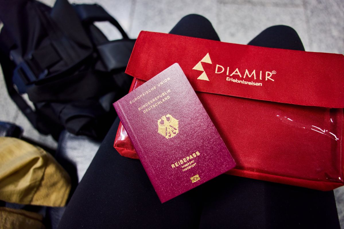 Deutscher Reisepass und rote DIAMIR Tasche für eine Reise nach China