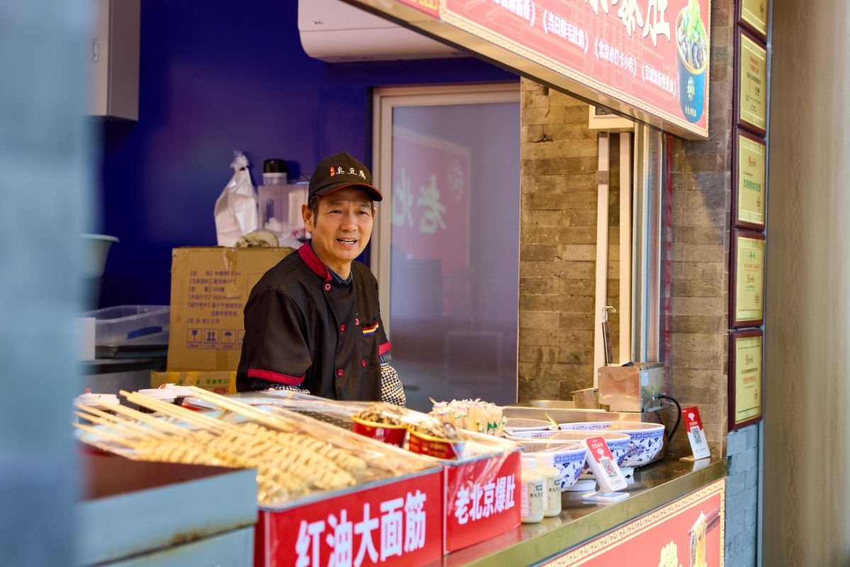 Spezialitäten an einem Streetfood-Stand in Peking, China