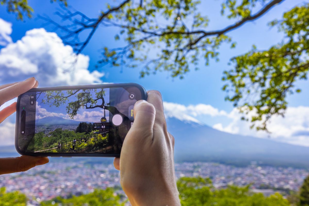 Smartphoneblick auf den Fuji über der Stadtlandschaft in Japan