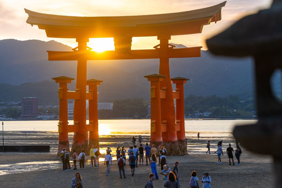 Am großen Torii von Miyajima, Japan