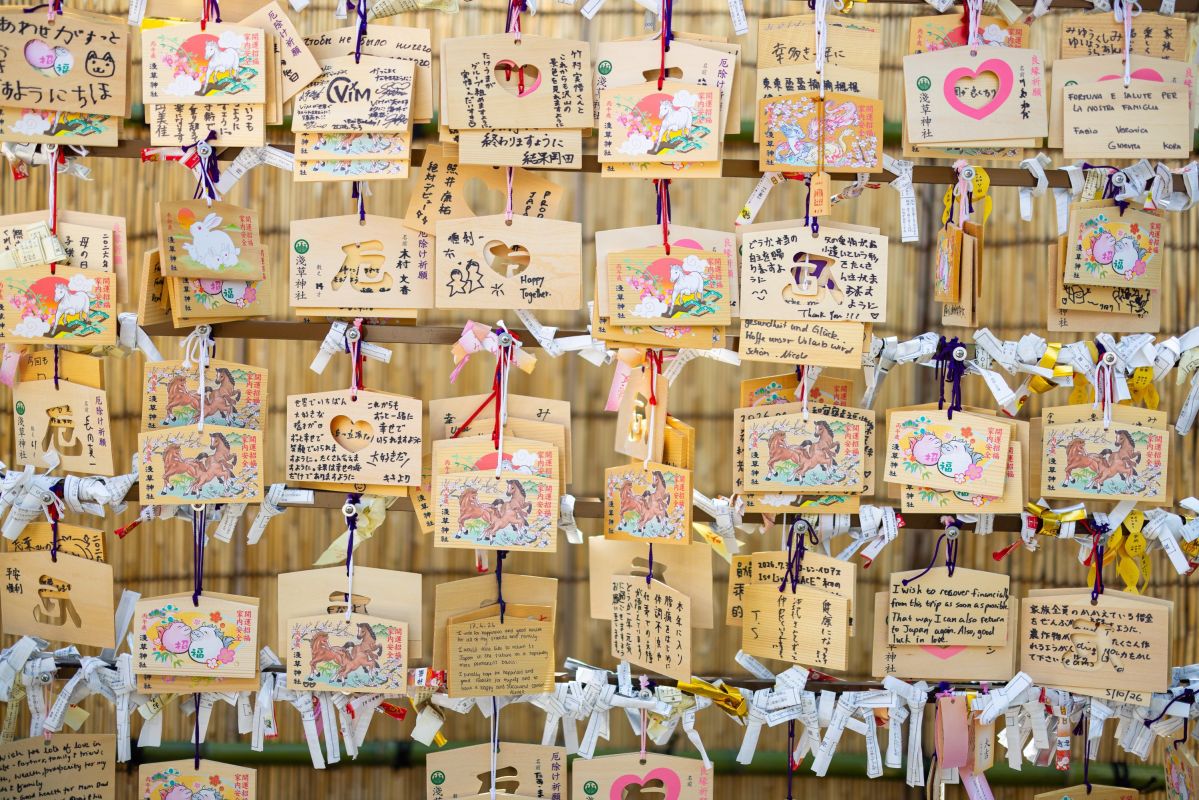 Ema-Wunschtäfelchen mit Omikuji am Sensō-j in Tokio, Japan