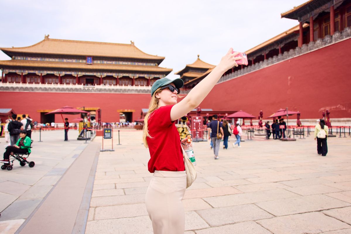Selfie vor den Palastmauern der Verbotenen Stadt in Peking, China.