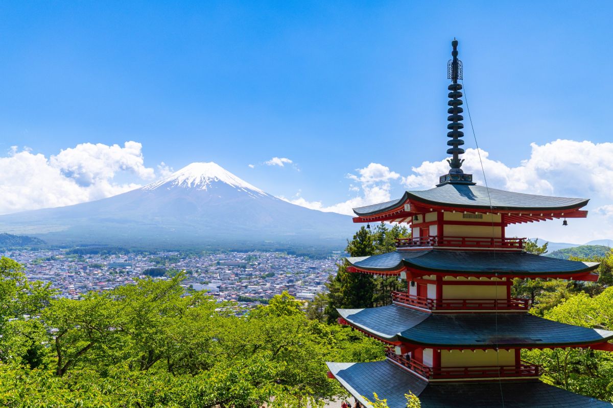 Chureito-Pagode mit Blick auf den Fuji über Fujiyoshida in Japan