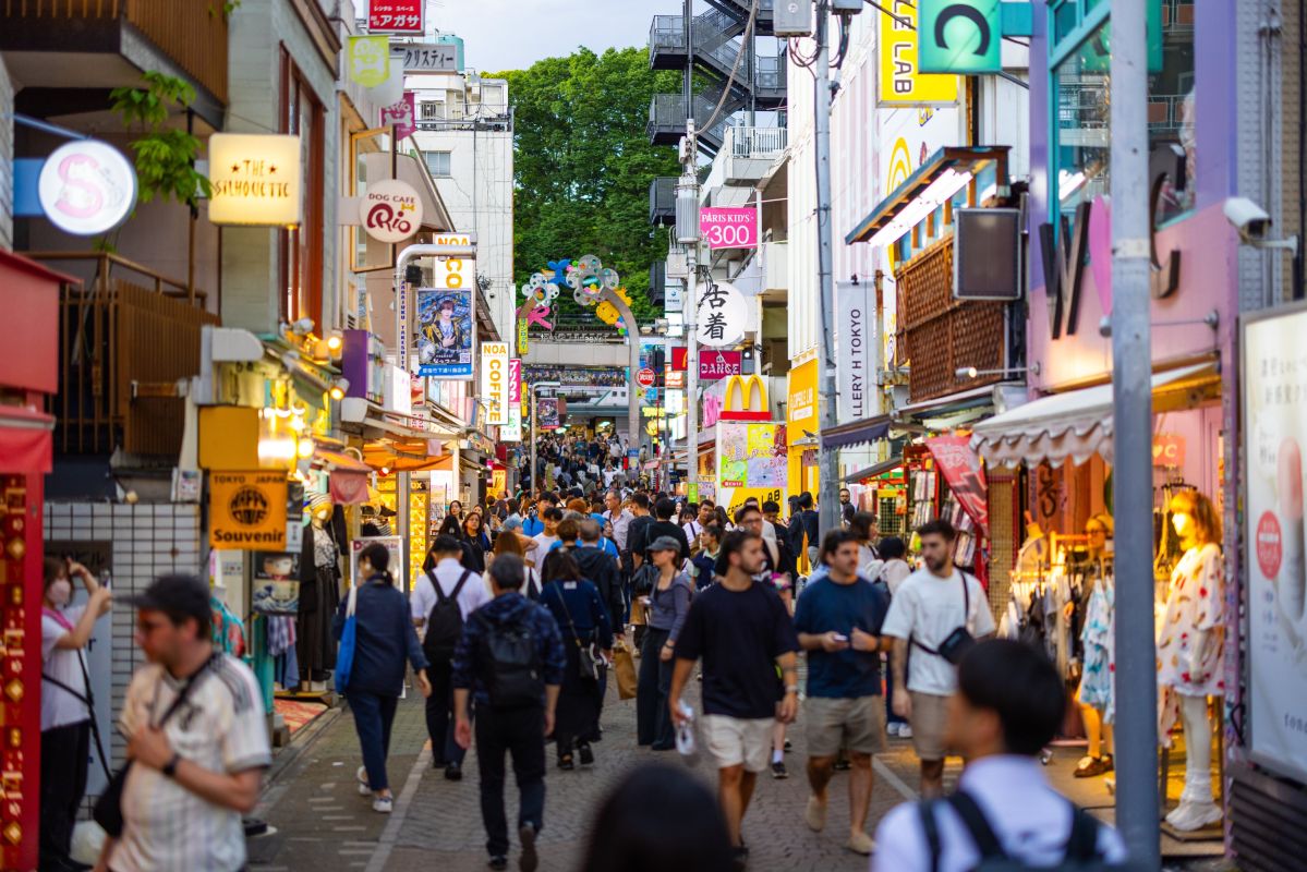 Buntes Treiben auf der Takeshita Street in Tokio, Japan
