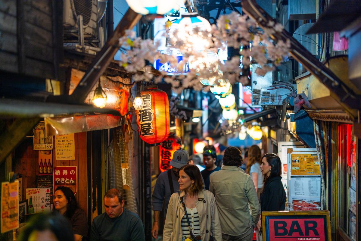 Abendstimmung in einer Izakaya-Gasse in Tokio, Japan
